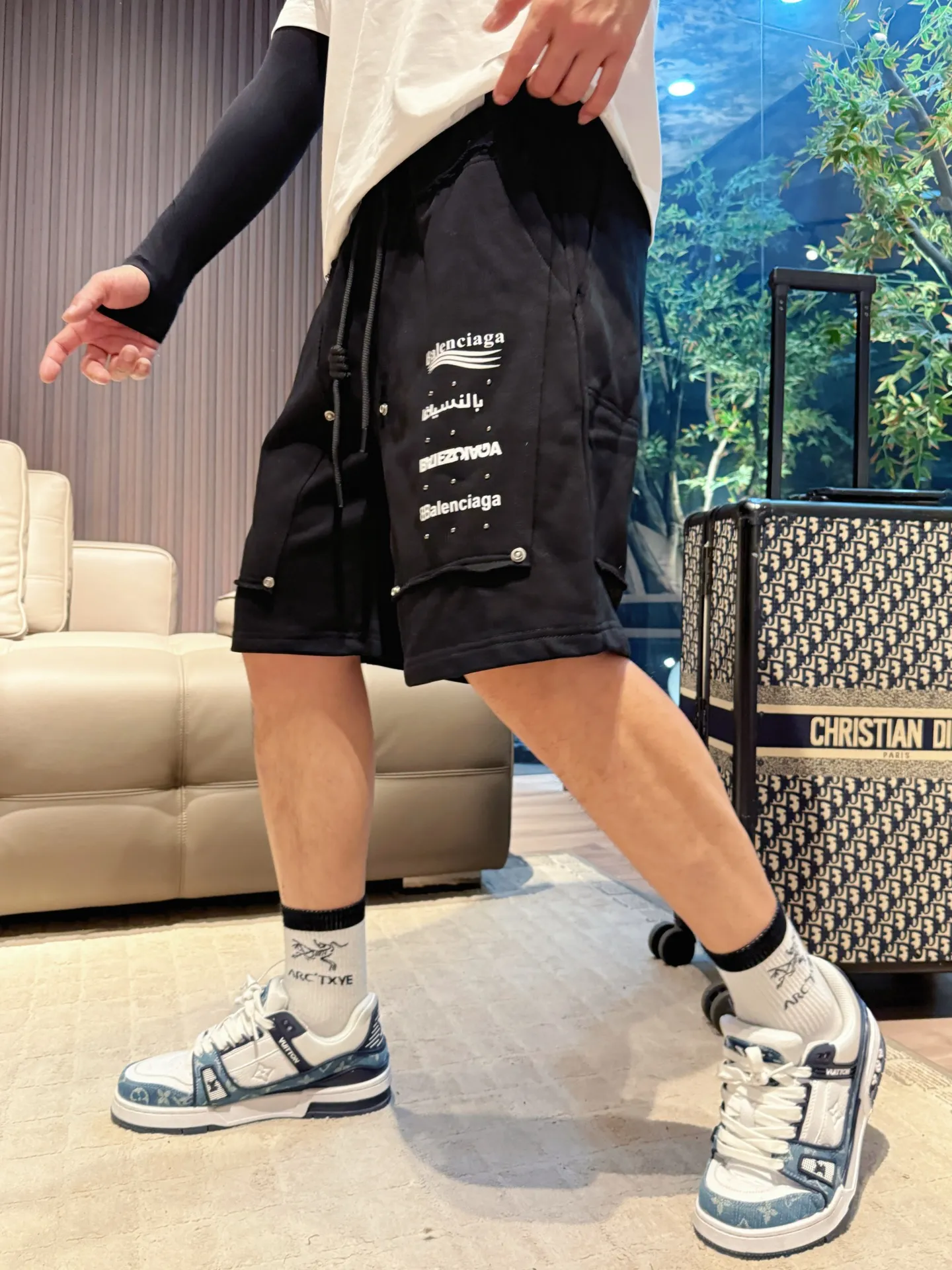 Balenciaga's three-standard complete 2026 summer New Arrival men's casual shorts, advanced custom-made Breathable fabric, Breathable fabric, extremely stretchy and comfortable, impeccable details, top-grade accessories, original logo design concept, delicate and soft feel! The upper body fit is awesome! Size: M-XXXL Please state your height and weight when ordering